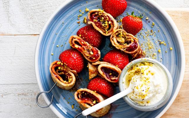 Pannenkoekspiesjes met aardbeien