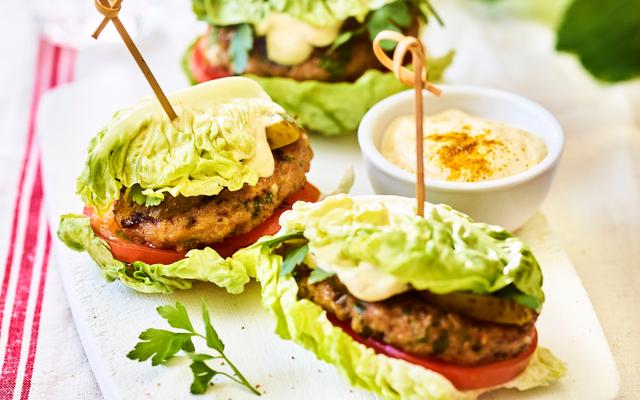 Slaburgertjes met yoghurt-kerriesaus