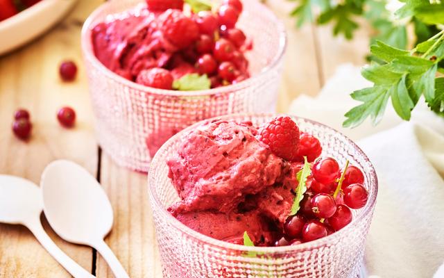 Yoghurtijs met rood fruit