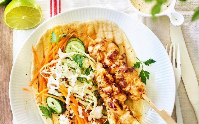 Volkorenflatbread met kipspiesjes en tahinyoghurt