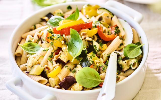 Volkorenpastasalade met geroosterde groenten