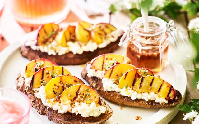 Gegrilde perzik met cottagecheese en hot honey op zuurdesemtoast