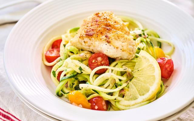 Courgetti met kerstomaten en witte vis