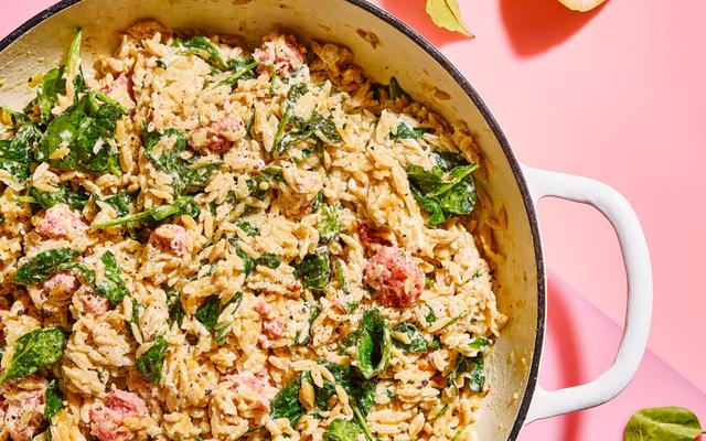 One pot orzo met venkelworst en spinazie