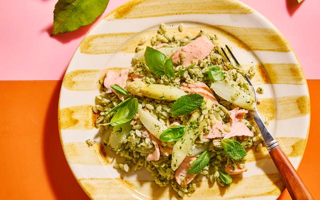 Pastasalade met muntpesto, witte asperges en warmgerookte zalm
