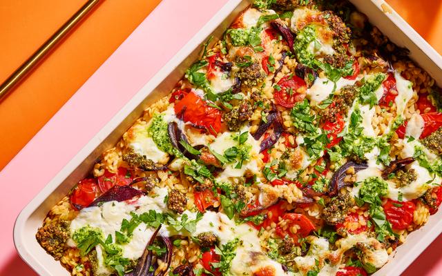 Ovenschotel met orzo, paprika, kerstomaten en burrata