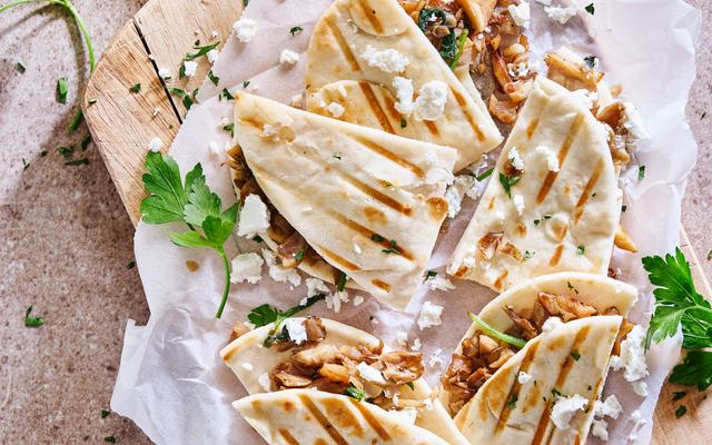 Arayes met pulled oesterzwammen, feta en spinazie