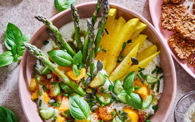 Loaded plate met labneh en bieslook