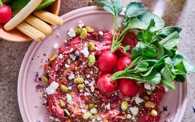 Loaded plate met hummus van rode biet