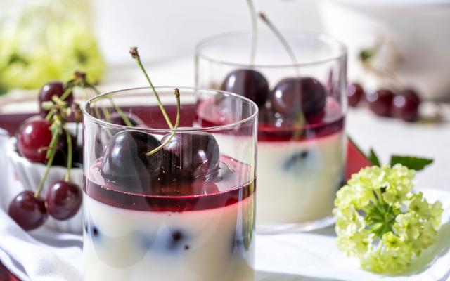 Panna cotta met kersencoulis