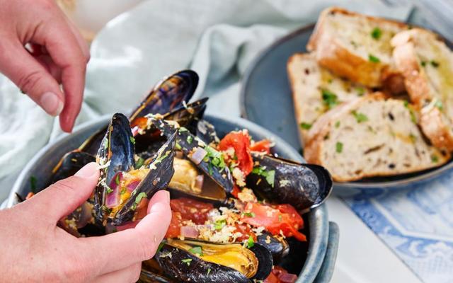 Mosselen met pittige ­tomatensaus en pangrattato
