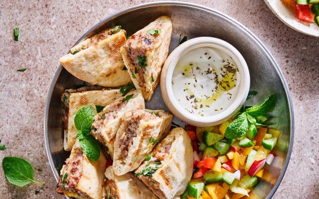Arayes met lams­gehakt, kleurrijke salsa en ­yoghurtdip