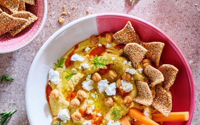 Loaded plate met wortel-­ricottadip en krokante ­kikkererwten