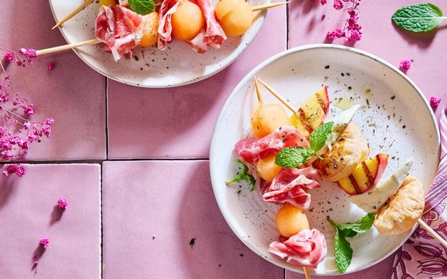 Spiesjes met gegrilde nectarine, brie en bladerdeeg