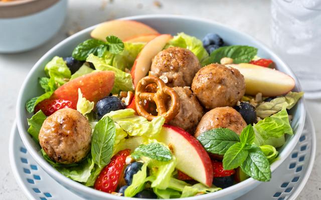 Frisse salade met kipballetjes en fruit