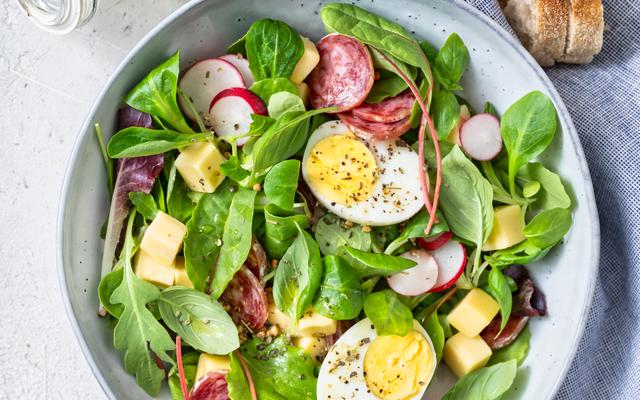 Salade met ei en Italiaanse dressing