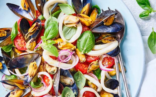 Italiaanse seafoodsalade van mosselen en inktvis