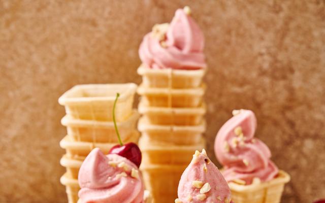 Softijs van Griekse yoghurt met verse kersen en amandel