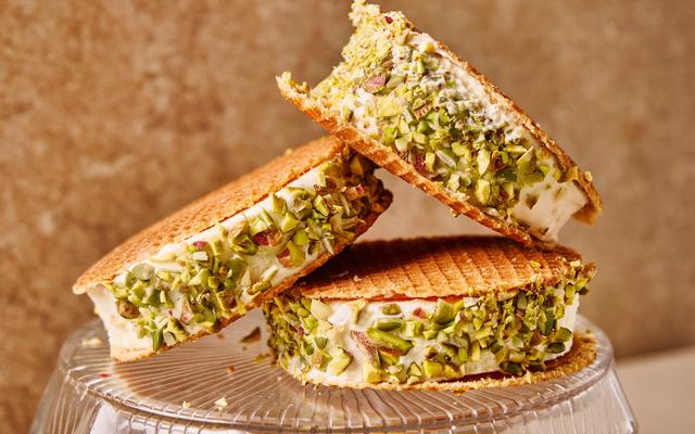 Stroopwafel-ijssandwich met pistachenoten