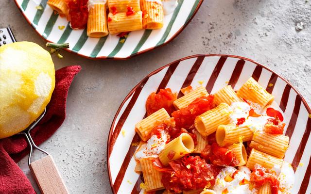 Rigatoni met pittige tomatensaus met ’nduja, stracciatella en citroen
