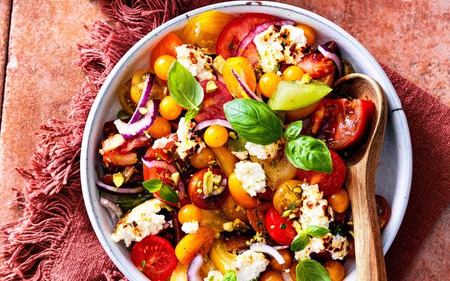 Salade van gemarineerde tomaten met gebakken feta en pistache