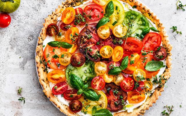 Tomatentaart met kruidenbodem en frisse kruidenkaas