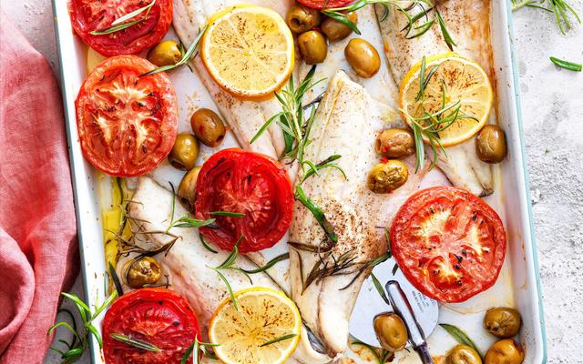 Zeebaars uit de oven met tomaten, citroen en pikante olijven