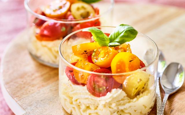 Parmezaanmousse met gemarineerde tomaatjes