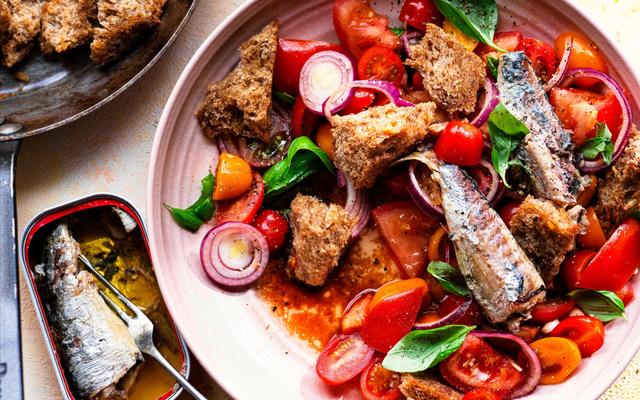 Panzanella met tomaat en sardines
