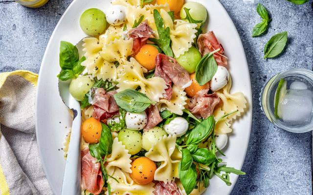 Strikjespasta met meloenbolletjes, mozzarella en ham
