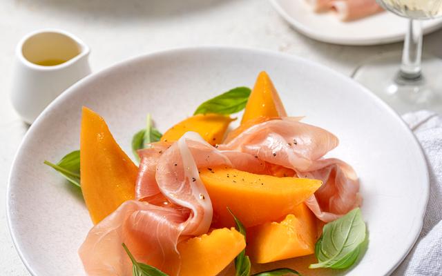 Meloen met ham en honingdressing