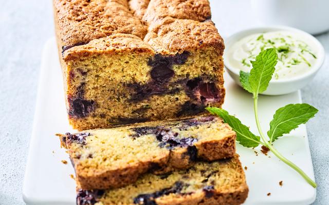 Courgette-limoencake met blauwe besjes