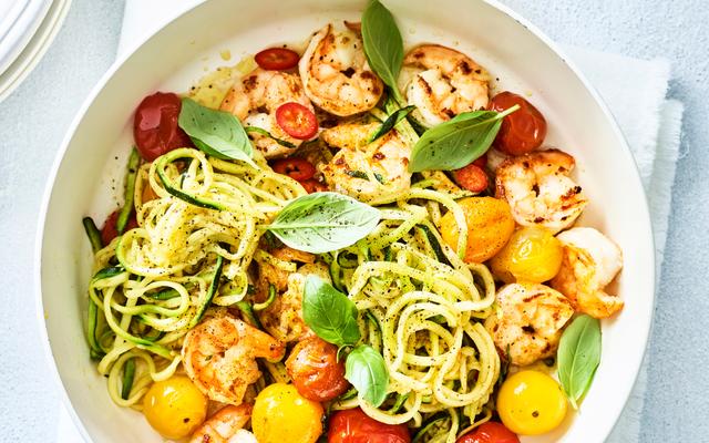 Geroerbakte courgetti met scampi’s en kerstomaatjes