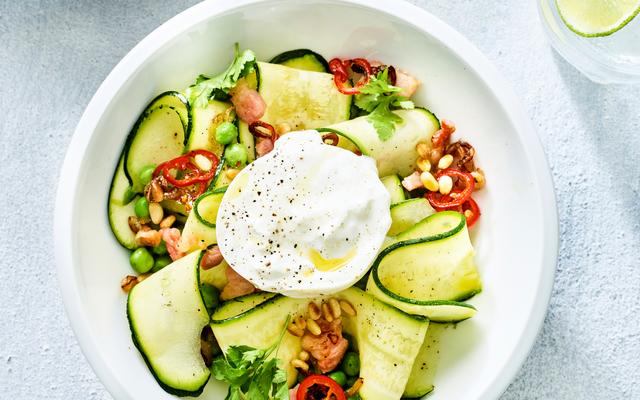 Zomerse courgettesalade met burrata en krokante pancetta