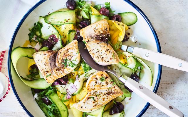Zwaardvis met courgettelinten, kalamataolijven en citroendressing