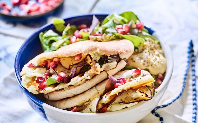 Gevulde pitabroodjes met halloumi, aubergine en granaatappel
