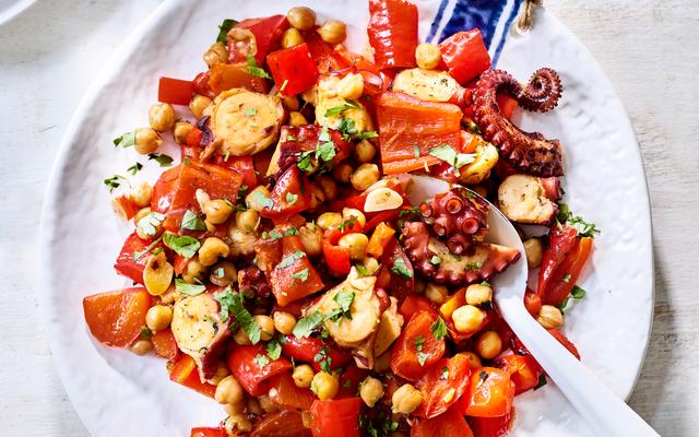 Gebakken octopus met kikkererwten en puntpaprika