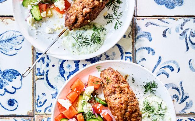 Lamskeftedes met watermeloen-salade en tzatziki