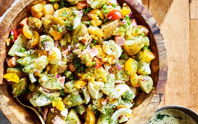 Huzarensalade met tv-worstjes