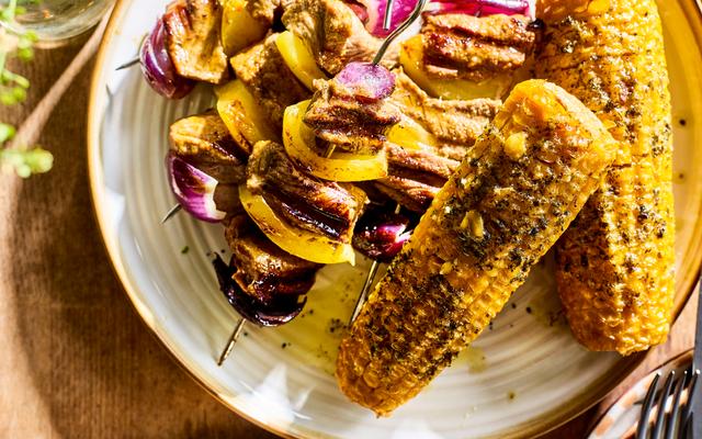Runderspiesjes met frisse couscous en gegrilde maïskolven