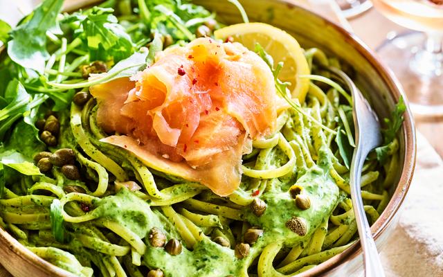 Spaghetti met green goddess-saus en gerookte zalm