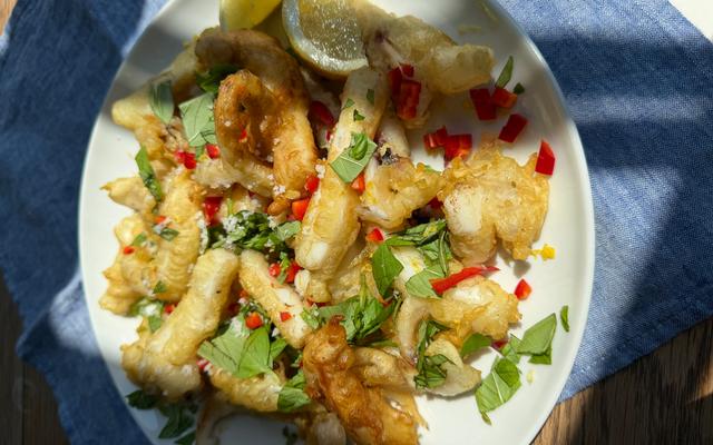 Crispy inktvisrepen met basilicum