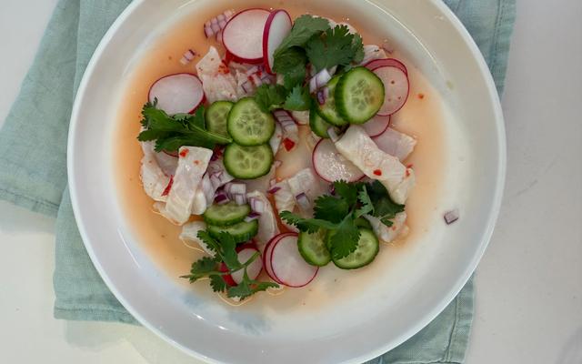 Ceviche van tongschar met leche del tigre, radijs en komkommer