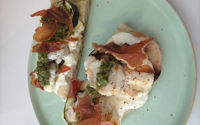 Pinsa met gegrilde zeeduivel en courgette
