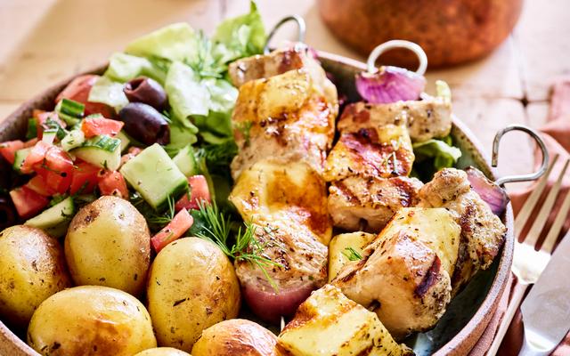 Griekse bowl met varkensspiesjes en citroenpatatjes