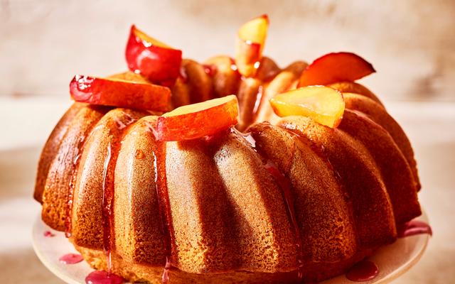 Tulbandcake met gepocheerde nectarines met proseccosiroop
