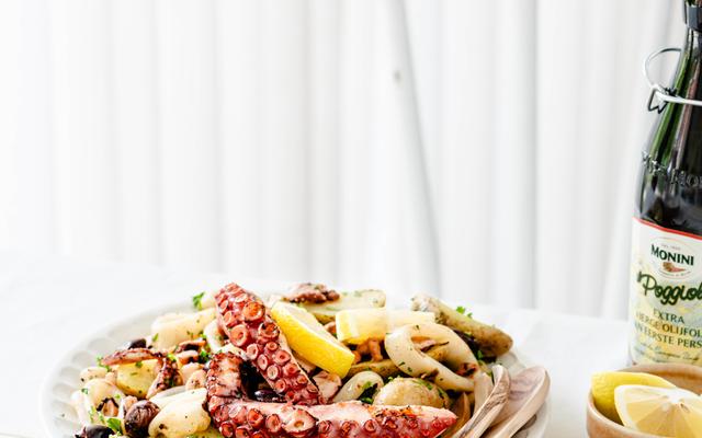 Salade met gegrilde pulpo, aardappeltjes, olijven en citroen