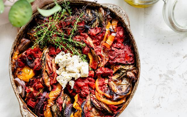 Griekse groenteschotel met gemarineerde feta