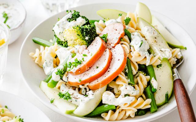 Pastasalade met gerookte kip, prinsessenbonen en yoghurt-dressing