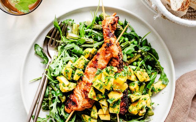 Zalmspiesjes met salsa van gegrilde mango en groene salade